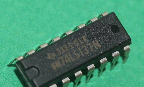 74137 DIP 3 To 8-Line Decoder / Demultiplexer With Address Latch